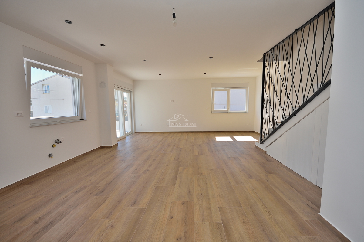 Vodice - dvojna hiša s bazenom