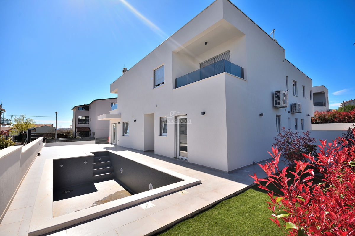 Vodice - dvojna hiša s bazenom