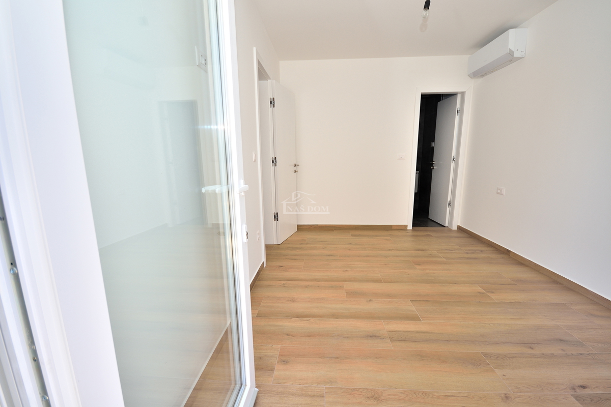 Vodice - dvojna hiša s bazenom