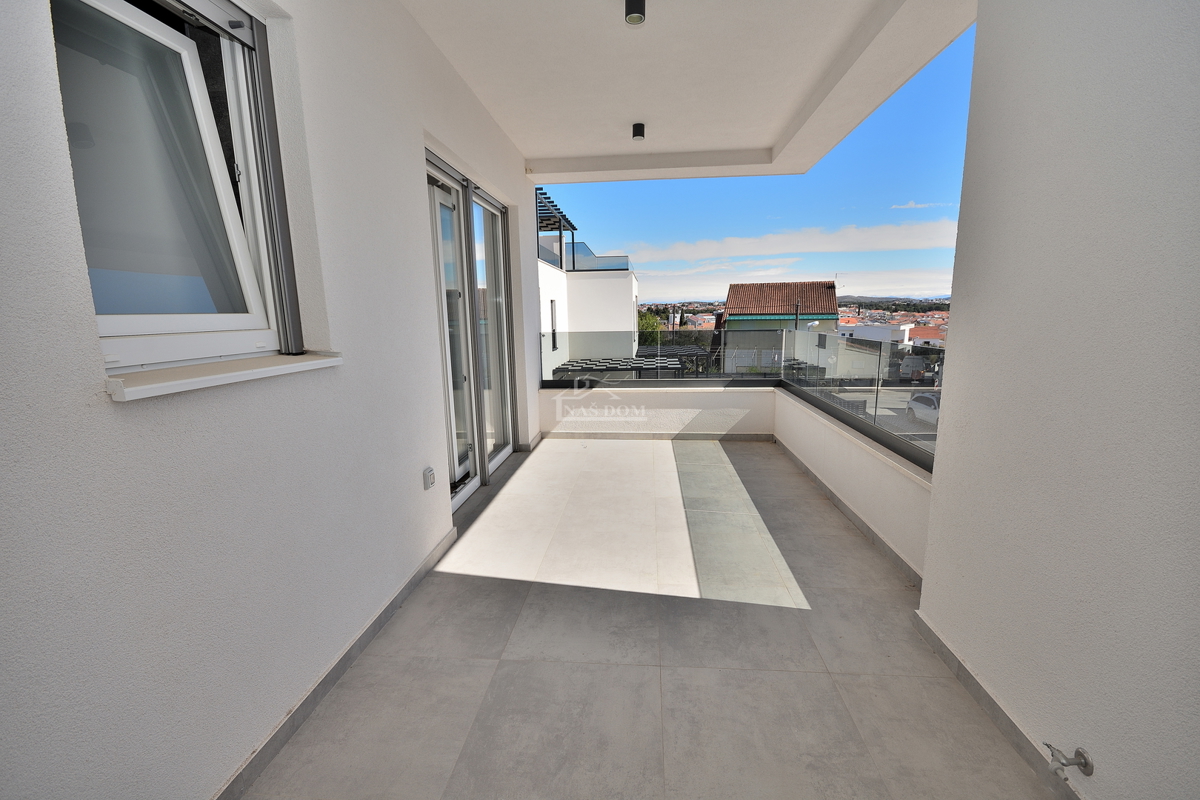 Vodice - dvojna hiša s bazenom