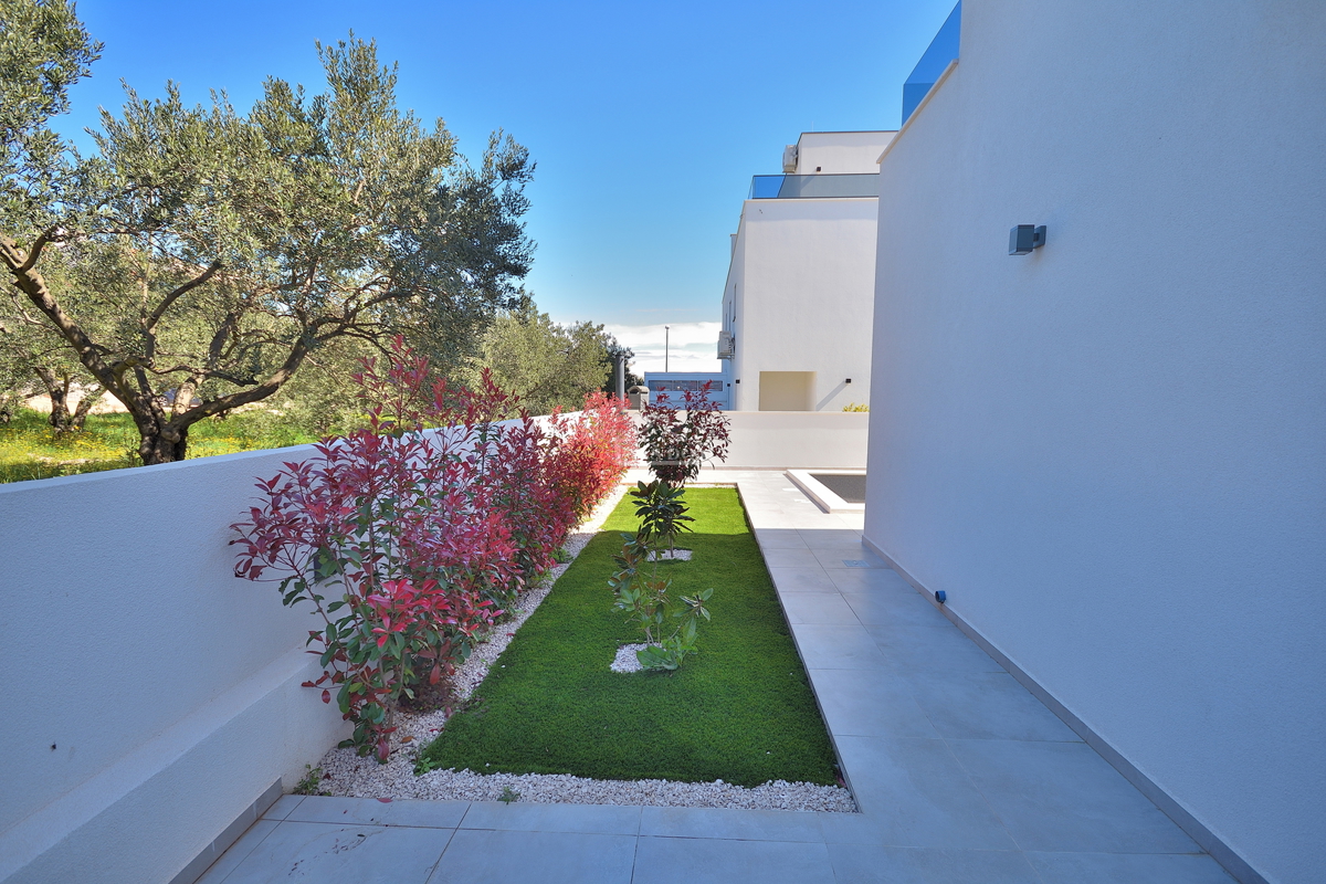 Vodice - dvojna hiša s bazenom