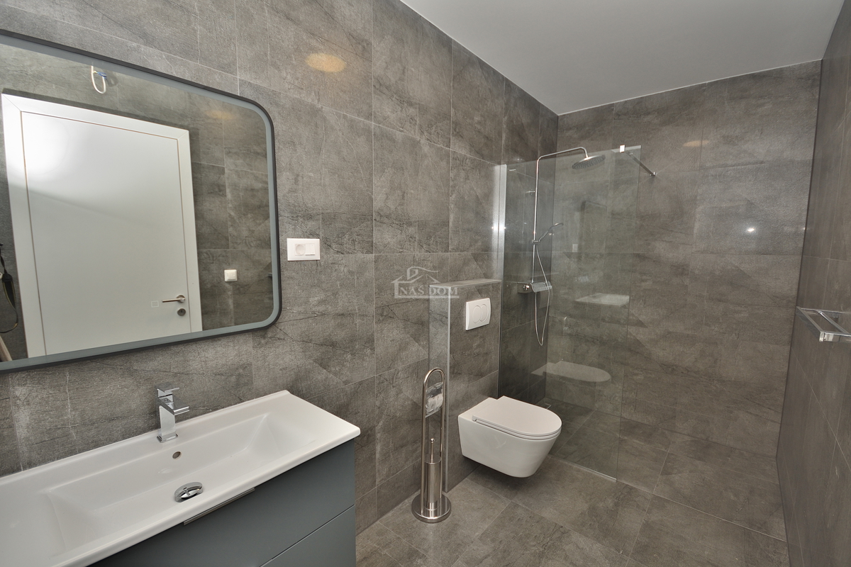 Vodice - dvojna hiša s bazenom