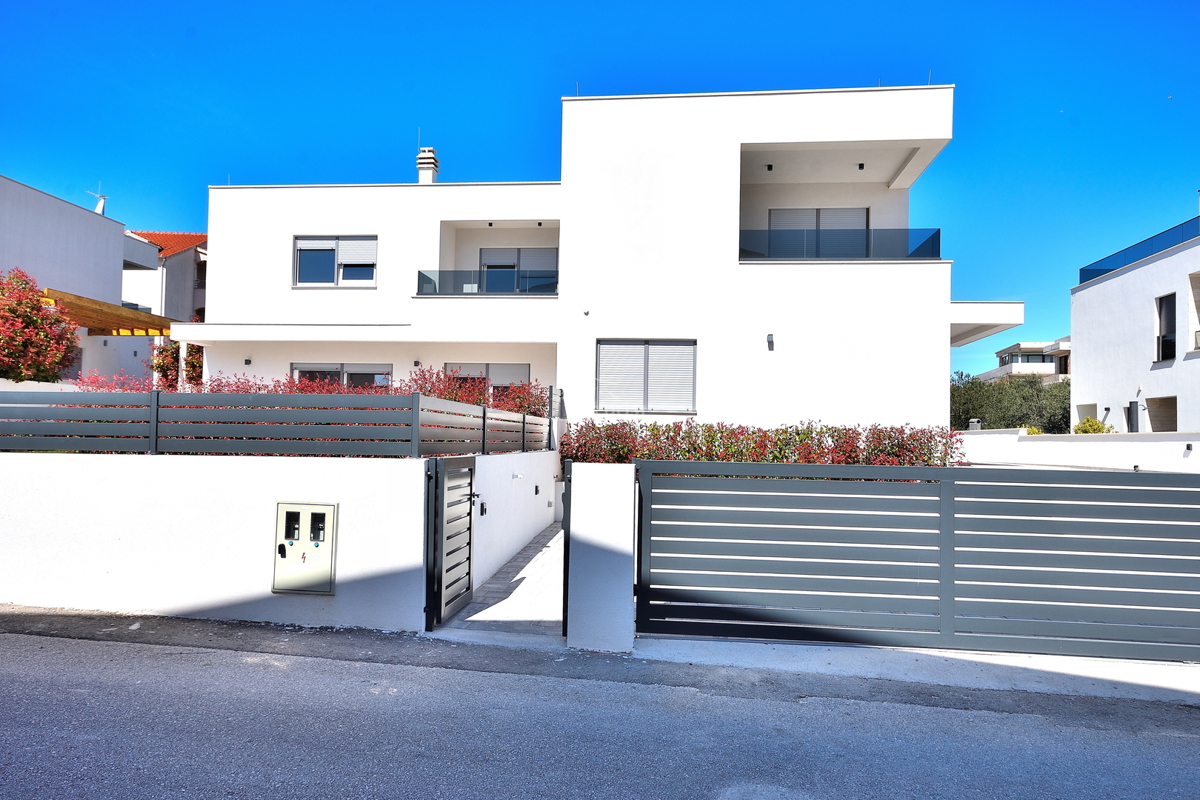 Vodice - dvojna hiša s bazenom