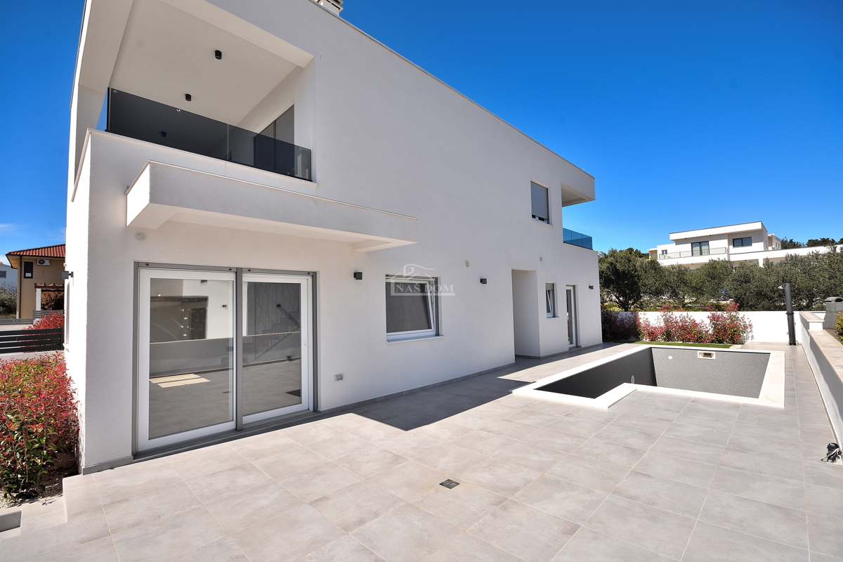 Vodice - dvojna hiša s bazenom