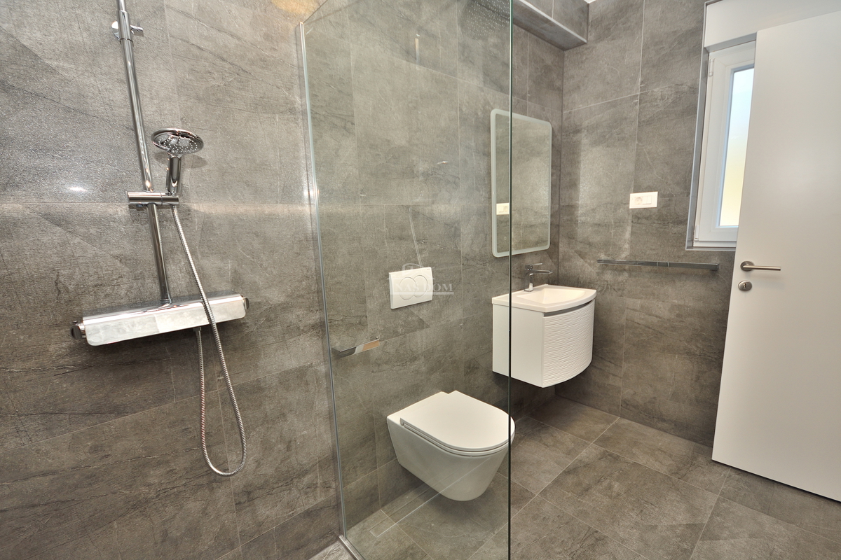 Vodice - dvojna hiša s bazenom