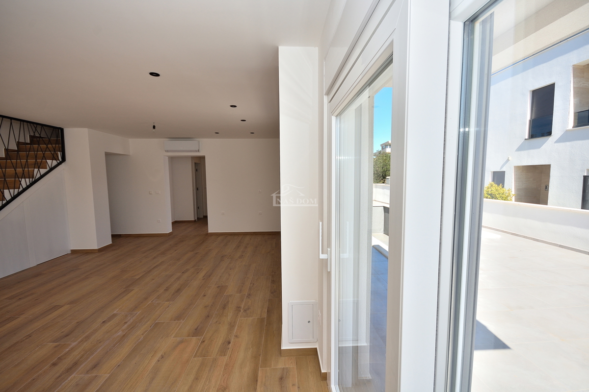 Vodice - dvojna hiša s bazenom