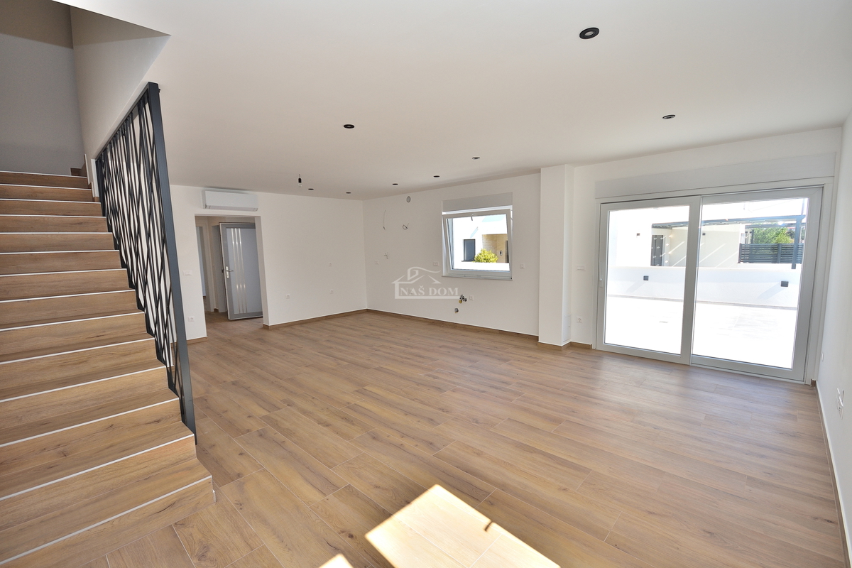 Vodice - dvojna hiša s bazenom