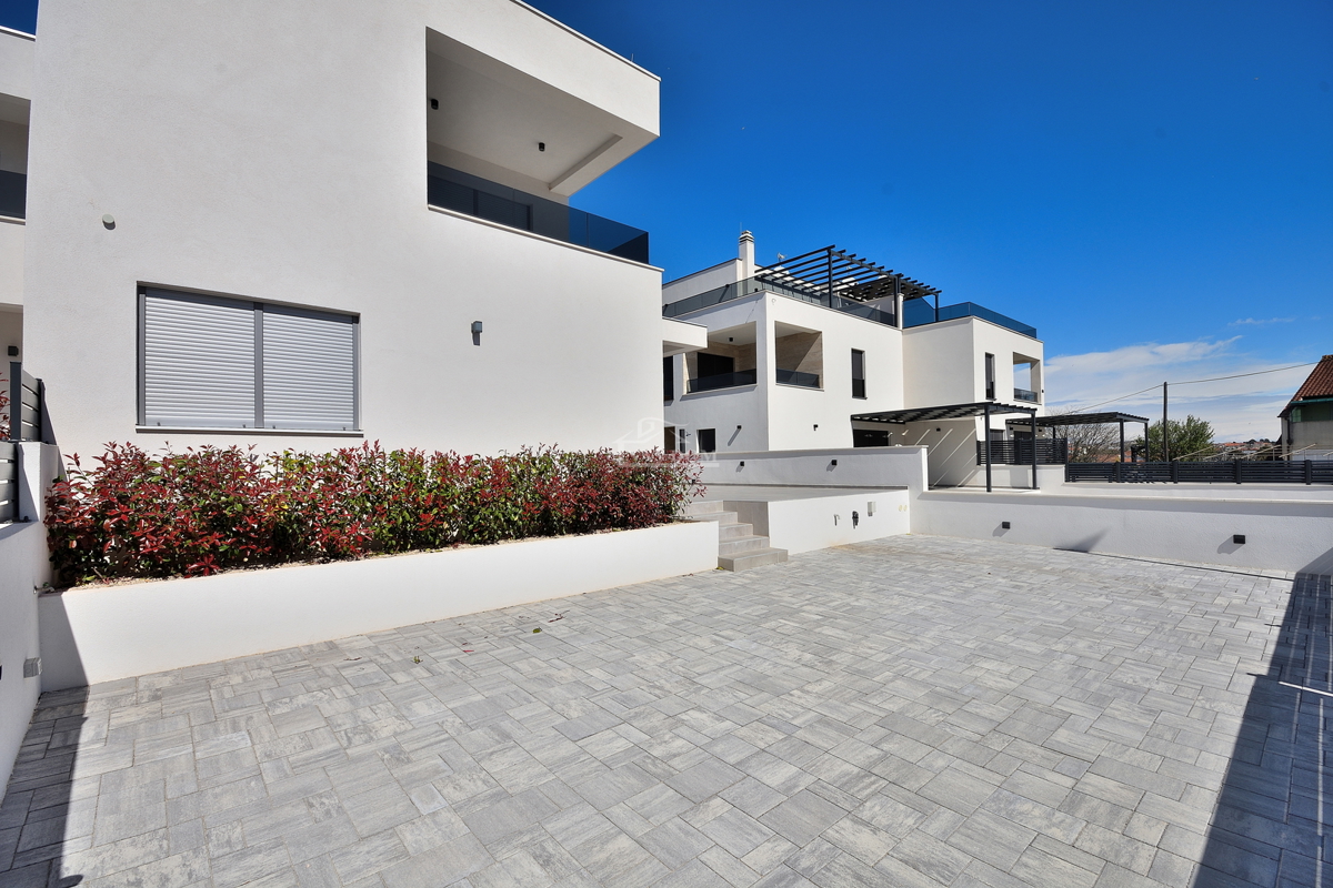 Vodice - dvojna hiša s bazenom