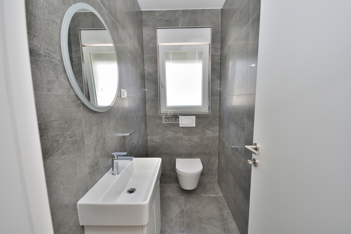 Vodice - dvojna hiša s bazenom