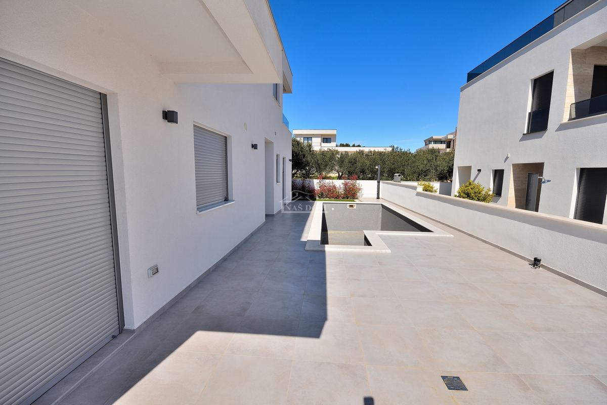 Vodice - dvojna hiša s bazenom