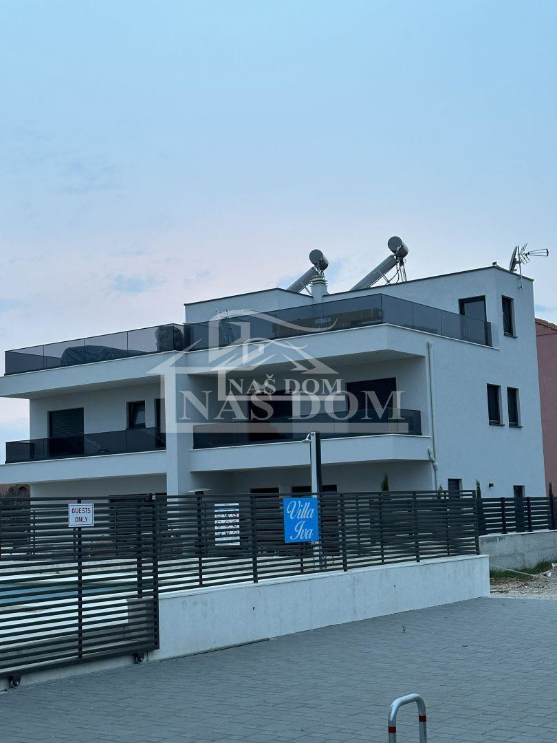 Vodice - Opremljen stan, 3 etaže, krovna terasa, jacuzzi