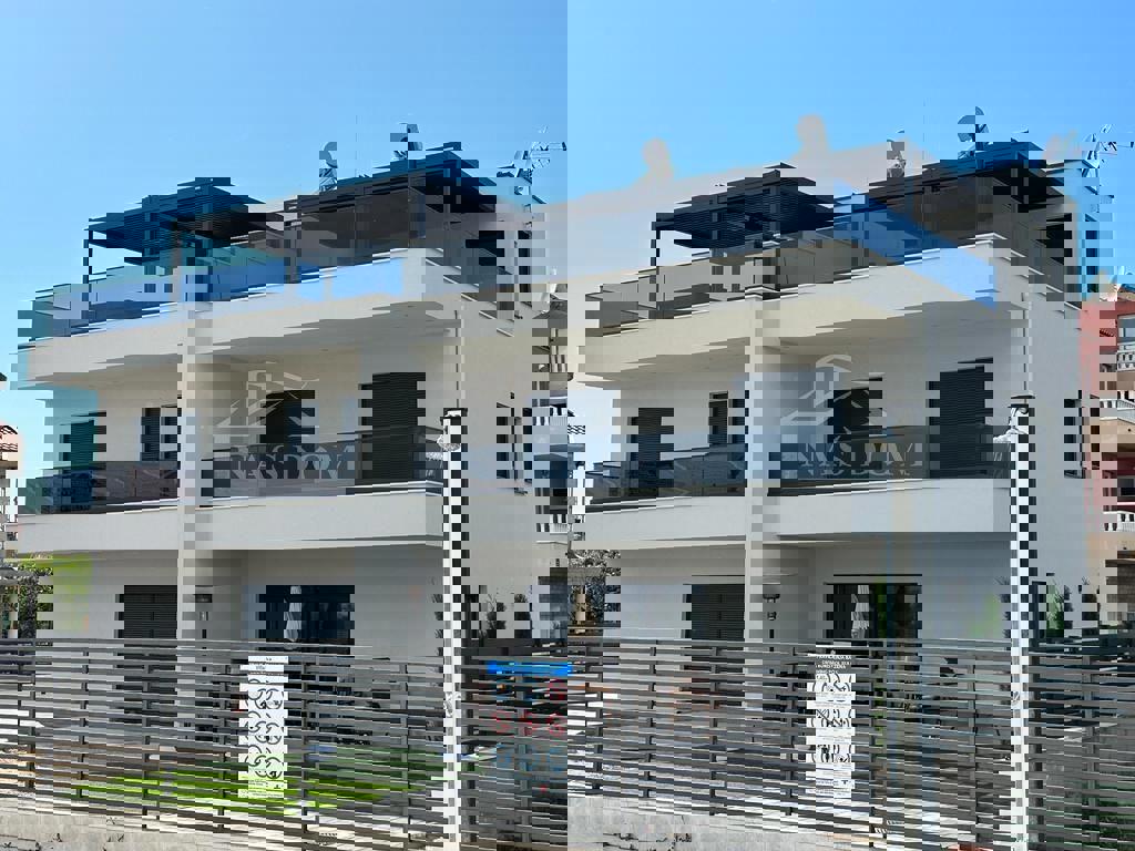 Vodice - Opremljen stan, 3 etaže, krovna terasa, jacuzzi