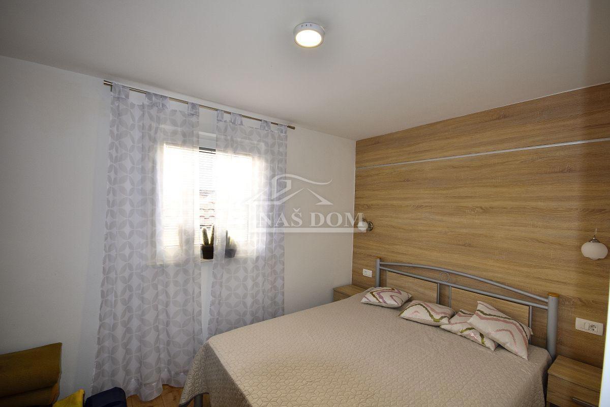 Vodice - Dve hiši s skupno 7 apartmaji, 600 m od plaže