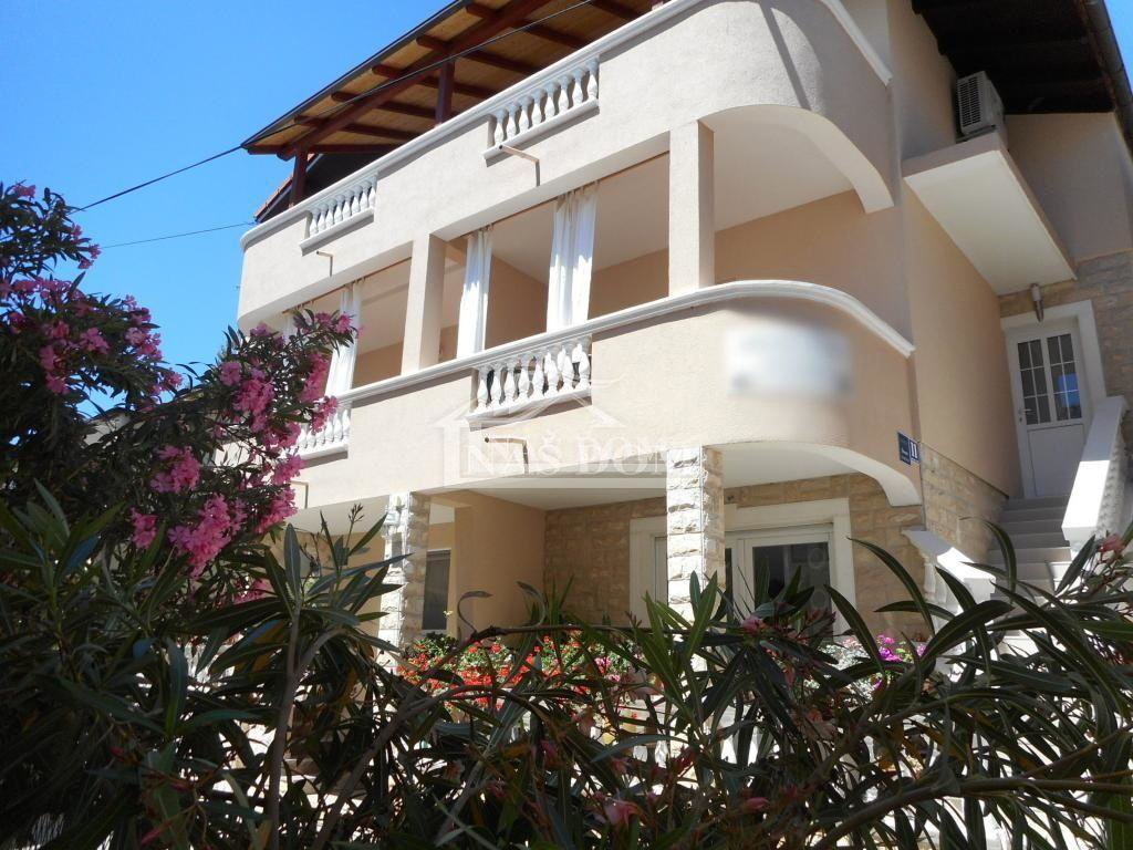 Vodice - Dve hiši s skupno 7 apartmaji, 600 m od plaže