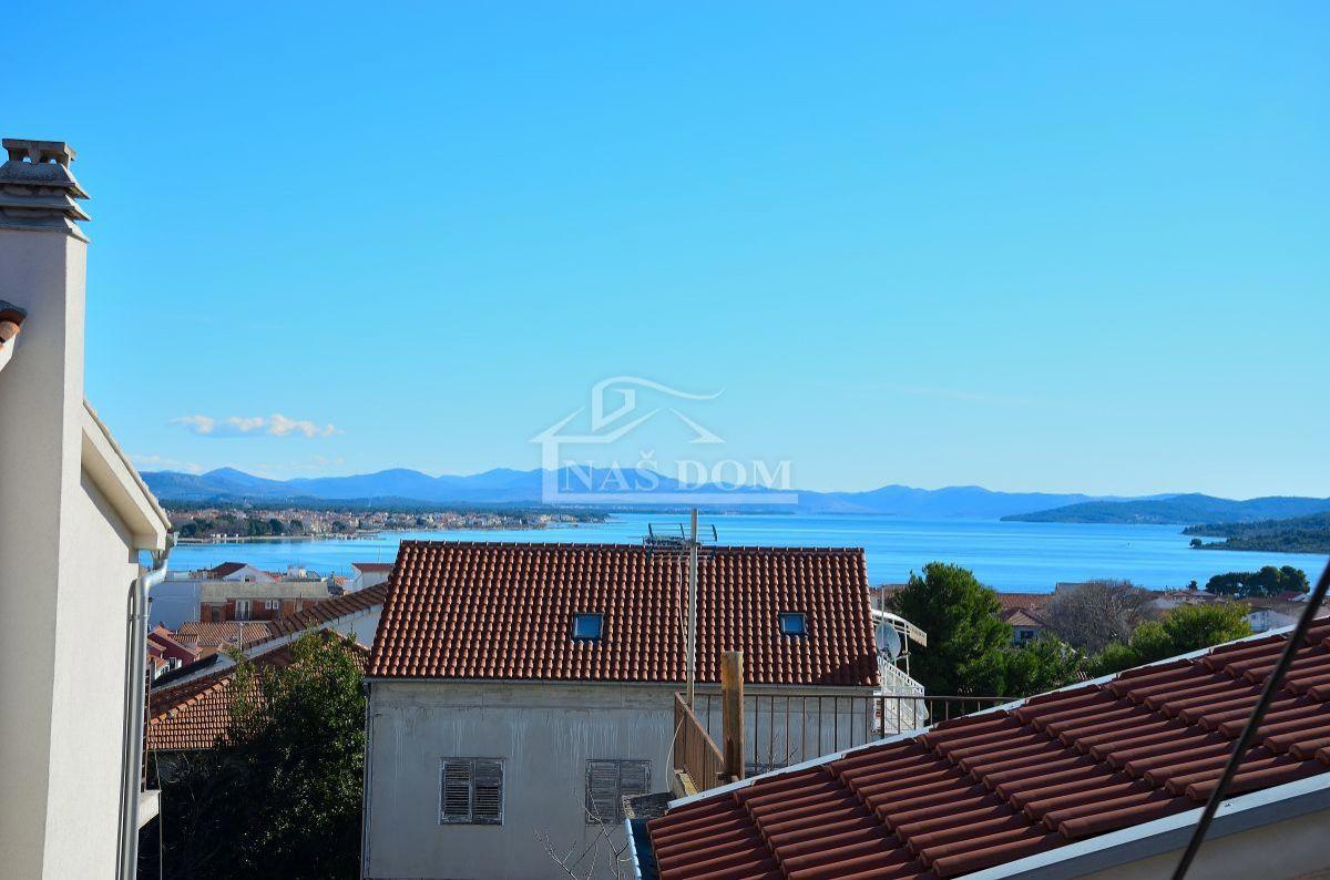 Vodice - Dve hiši s skupno 7 apartmaji, 600 m od plaže