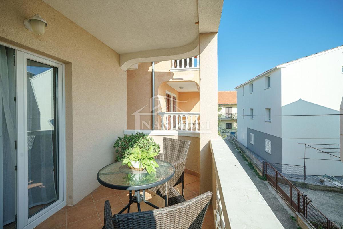 Vodice - Dve hiši s skupno 7 apartmaji, 600 m od plaže