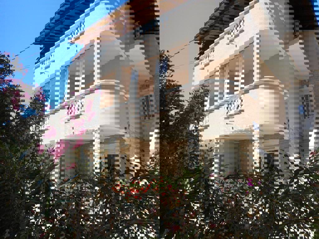 Vodice - Dve hiši s skupno 7 apartmaji, 600 m od plaže