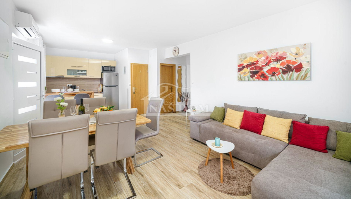 Vodice - Dve hiši s skupno 7 apartmaji, 600 m od plaže