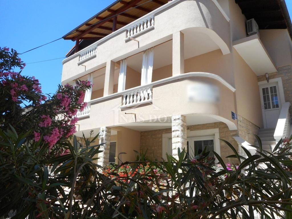 Vodice - Dve hiši s skupno 7 apartmaji, 600 m od plaže