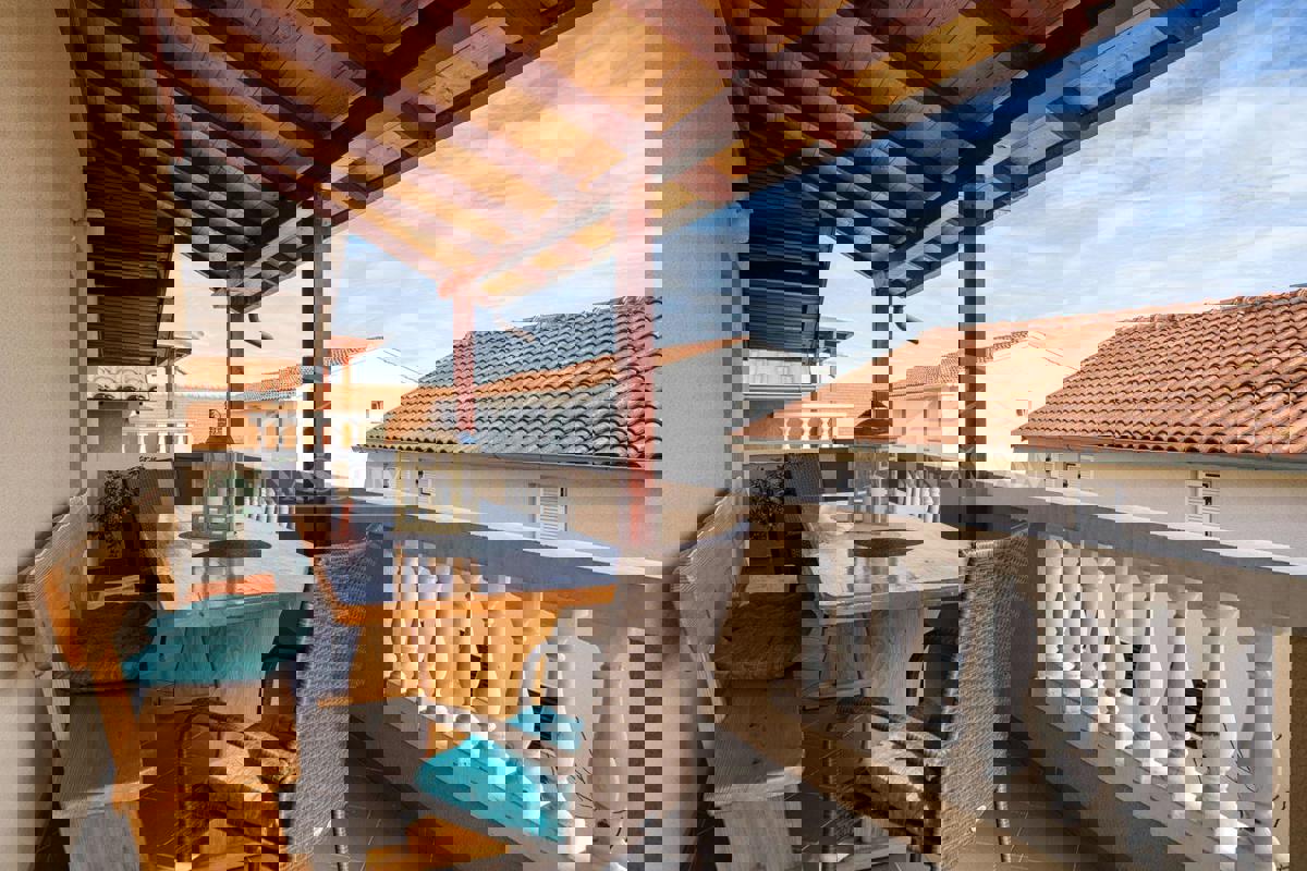 Vodice - Dve hiši s skupno 7 apartmaji, 600 m od plaže