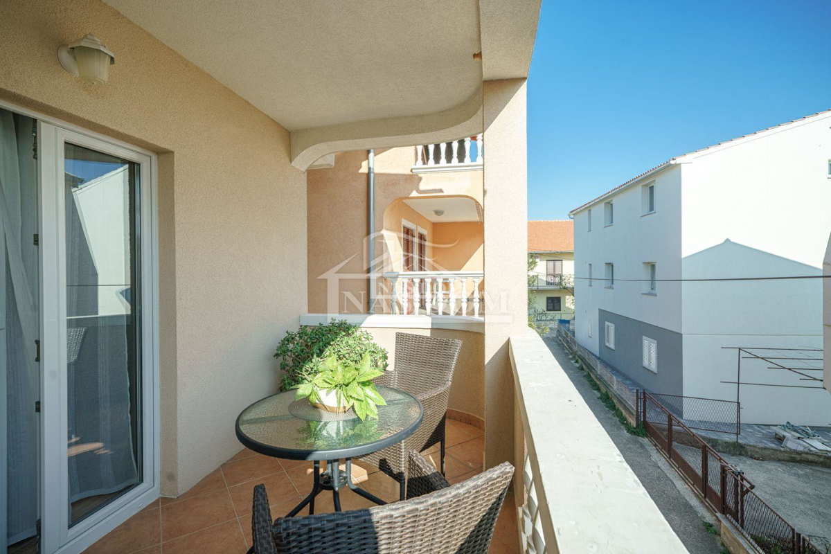 Vodice - Dve hiši s skupno 7 apartmaji, 600 m od plaže