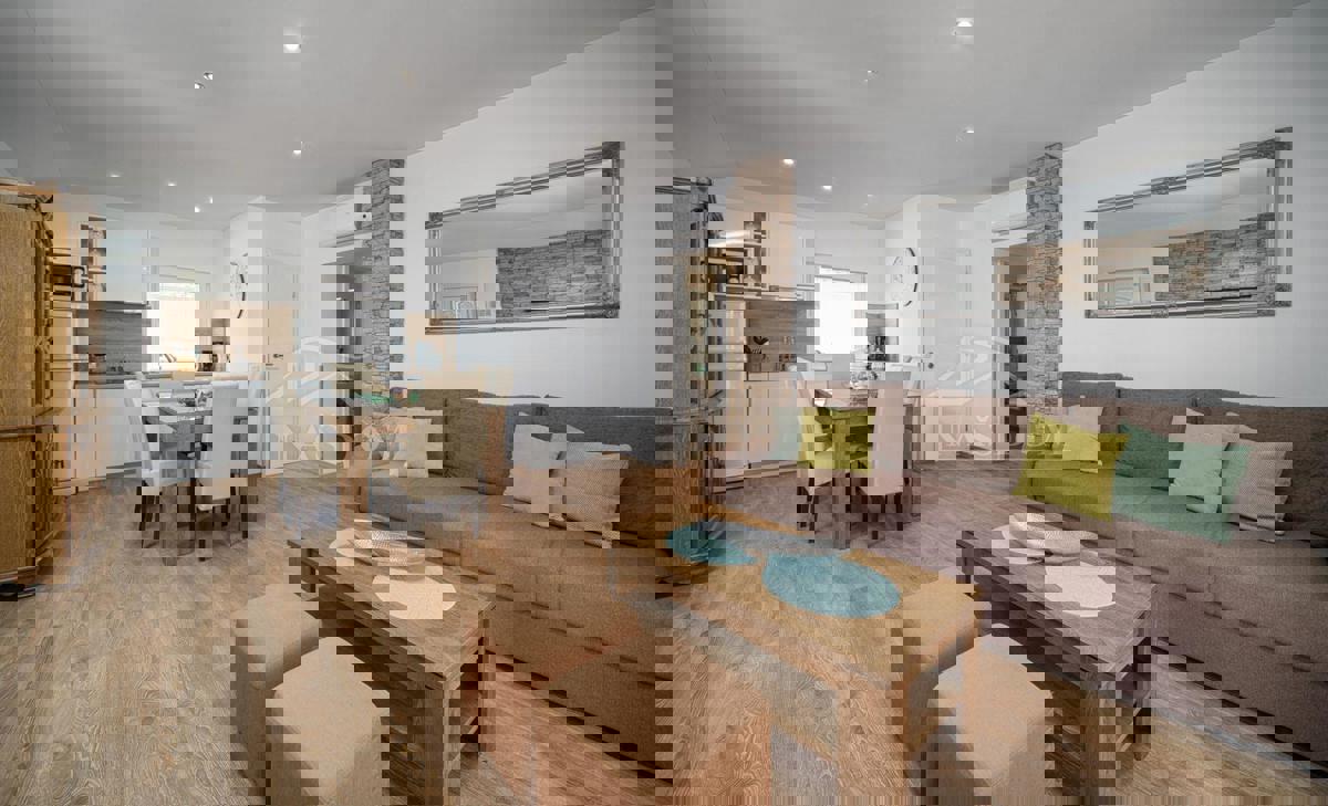 Vodice - Dve hiši s skupno 7 apartmaji, 600 m od plaže