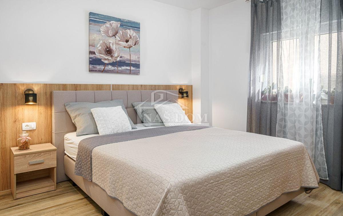 Vodice - Dve hiši s skupno 7 apartmaji, 600 m od plaže