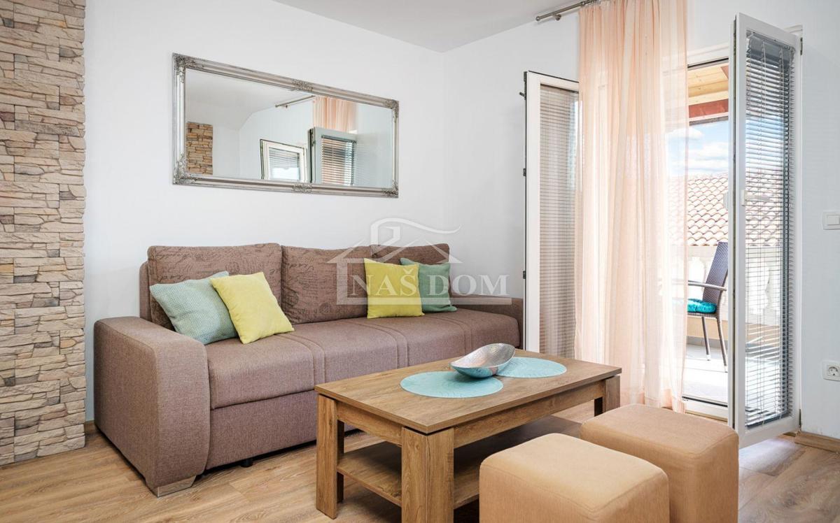 Vodice - Dve hiši s skupno 7 apartmaji, 600 m od plaže