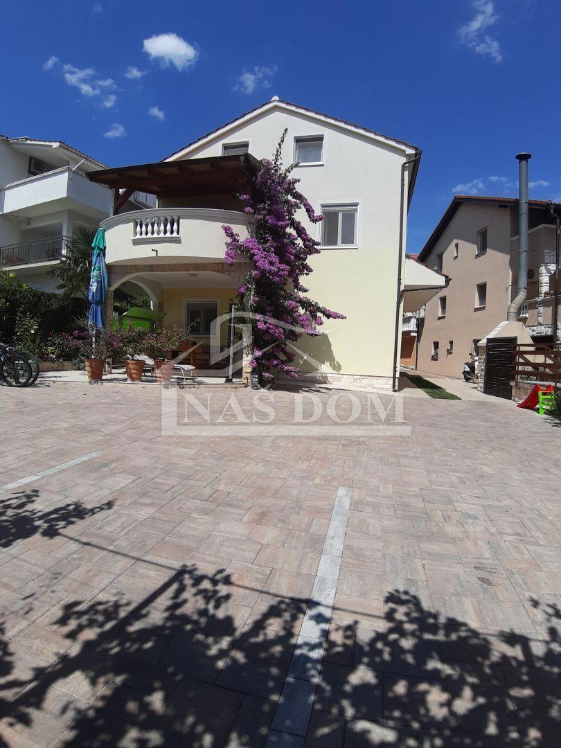 Vodice - Dve hiši s skupno 7 apartmaji, 600 m od plaže