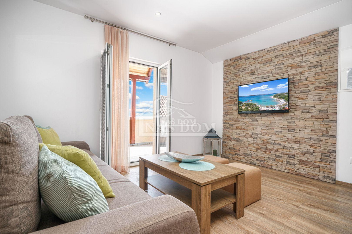 Vodice - Dve hiši s skupno 7 apartmaji, 600 m od plaže