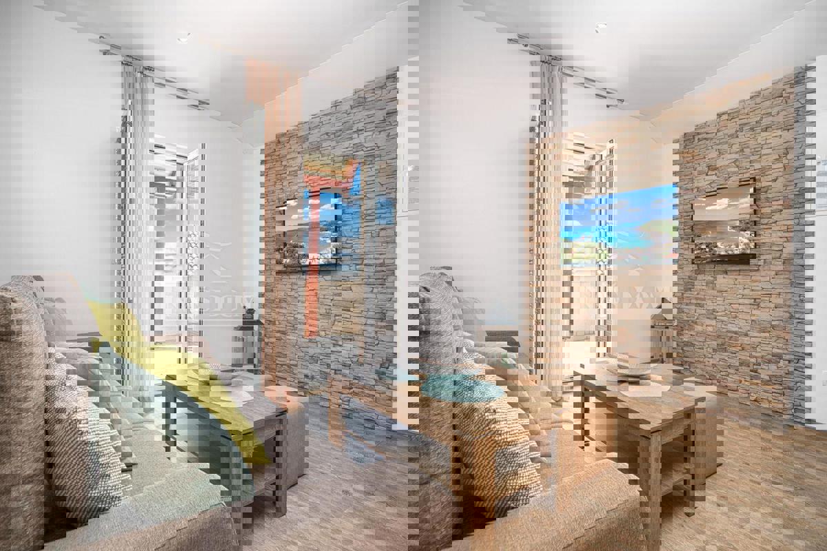 Vodice - Dve hiši s skupno 7 apartmaji, 600 m od plaže