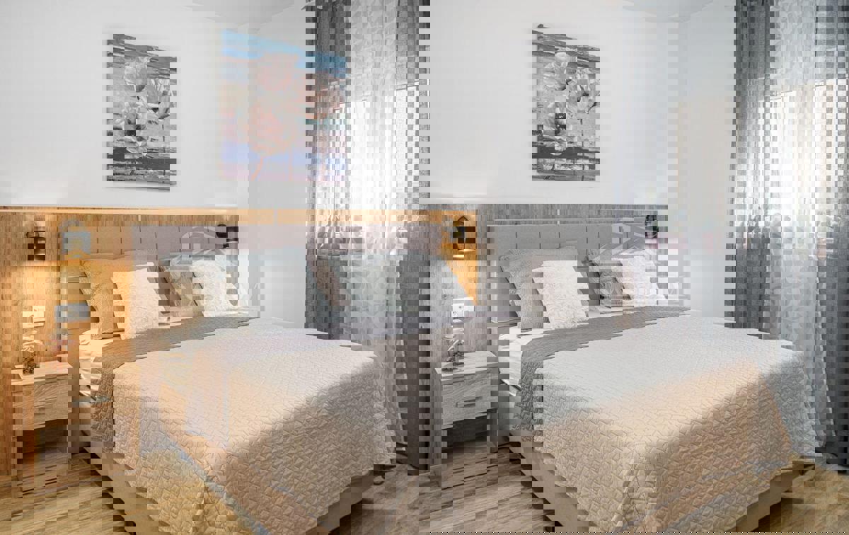 Vodice - Dve hiši s skupno 7 apartmaji, 600 m od plaže