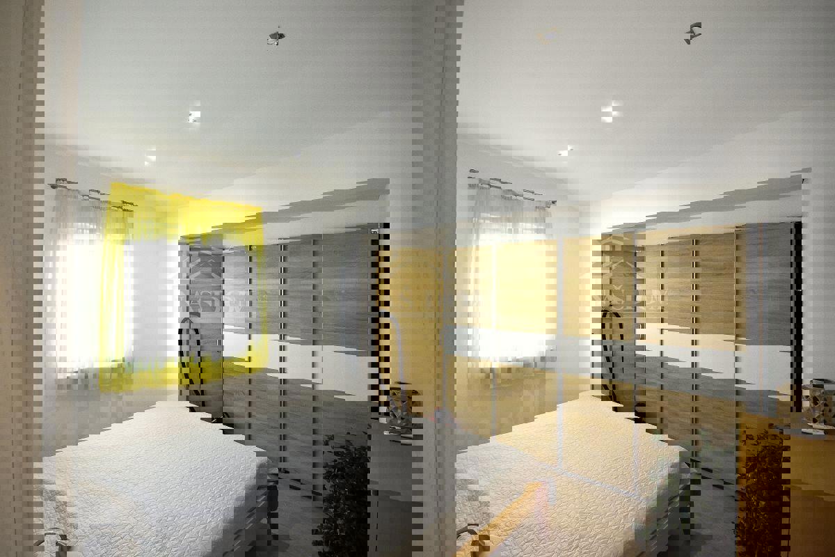 Vodice - Dve hiši s skupno 7 apartmaji, 600 m od plaže