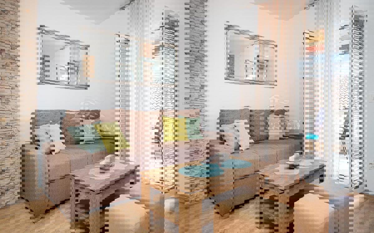 Vodice - Dve hiši s skupno 7 apartmaji, 600 m od plaže
