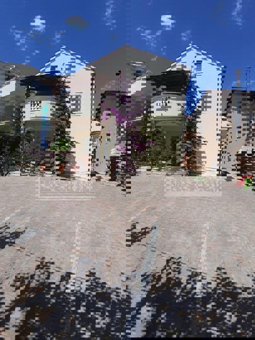 Vodice - Dve hiši s skupno 7 apartmaji, 600 m od plaže