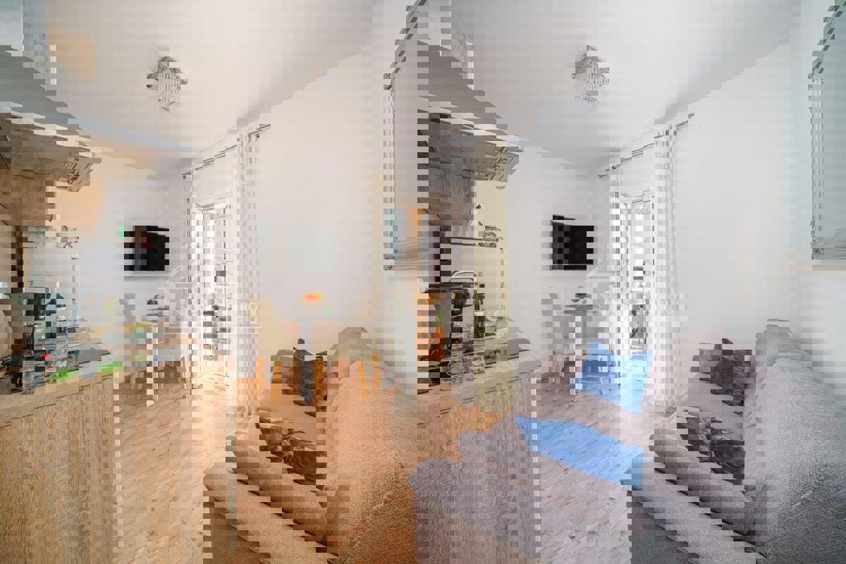 Vodice - Dve hiši s skupno 7 apartmaji, 600 m od plaže