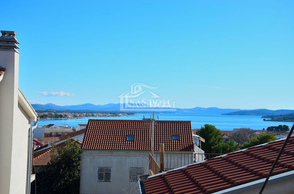Vodice - Dve hiši s skupno 7 apartmaji, 600 m od plaže
