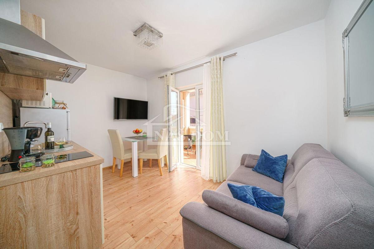 Vodice - Dve hiši s skupno 7 apartmaji, 600 m od plaže