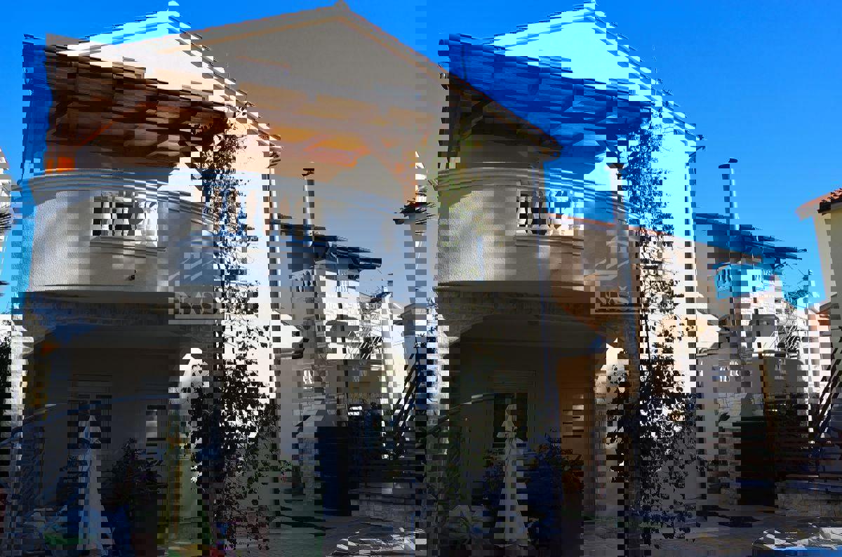 Vodice - Dve hiši s skupno 7 apartmaji, 600 m od plaže