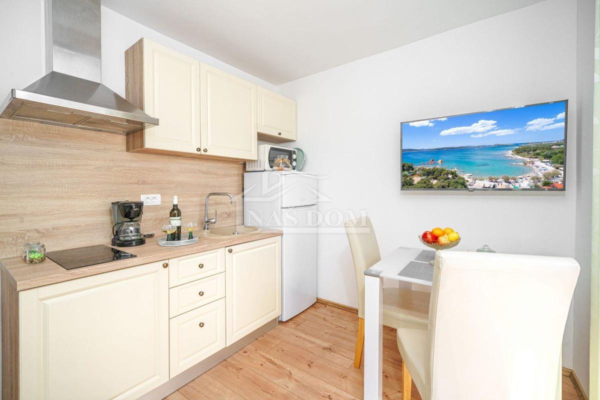 Vodice - Dve hiši s skupno 7 apartmaji, 600 m od plaže