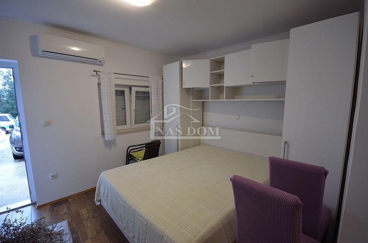 Vodice - Renovirana hiša v centru Vodic s 4 apartmaji