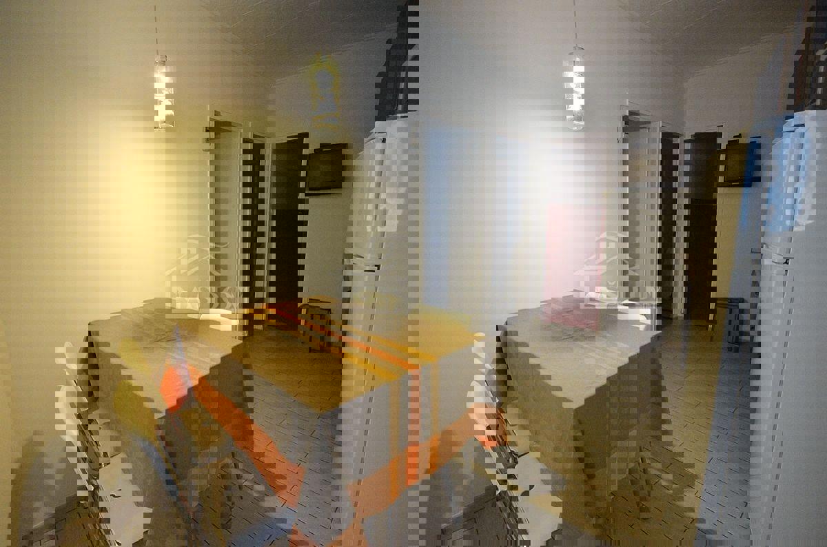 Vodice - Renovirana hiša v centru Vodic s 4 apartmaji