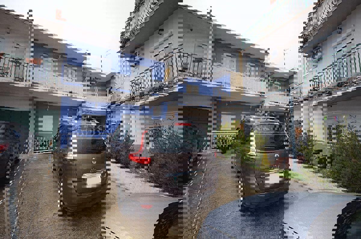 Vodice - Renovirana hiša v centru Vodic s 4 apartmaji