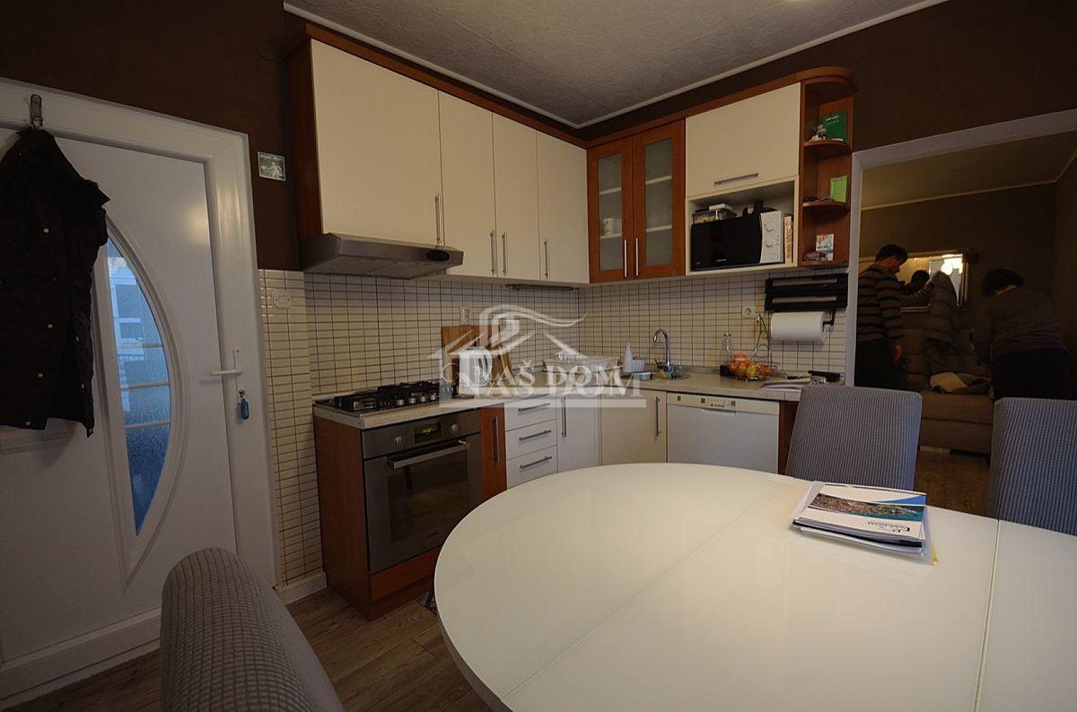 Vodice - Renovirana hiša v centru Vodic s 4 apartmaji
