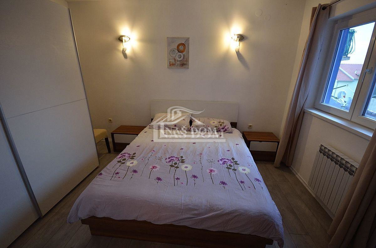 Vodice - Renovirana hiša v centru Vodic s 4 apartmaji