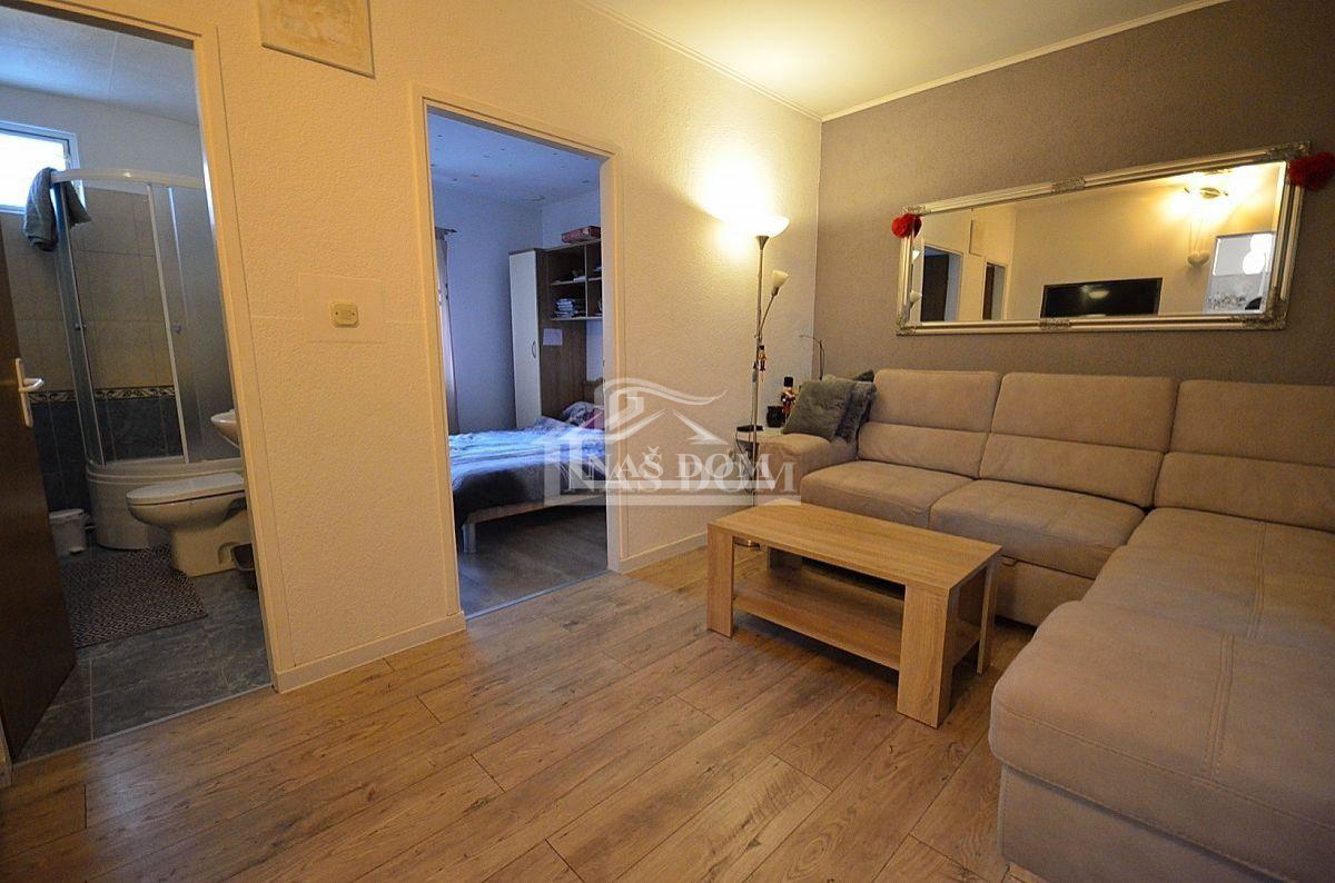 Vodice - Renovirana hiša v centru Vodic s 4 apartmaji