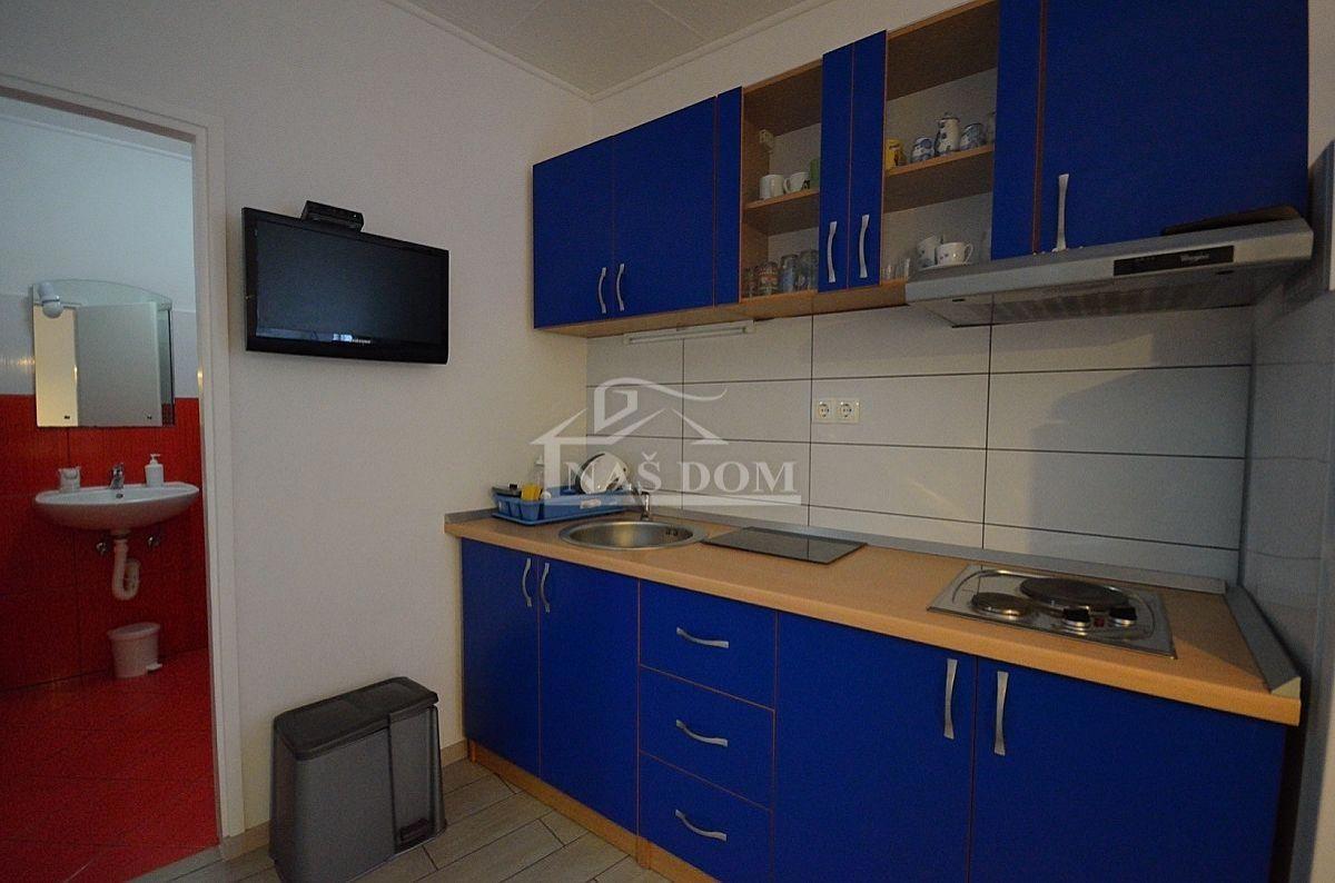 Vodice - Renovirana hiša v centru Vodic s 4 apartmaji