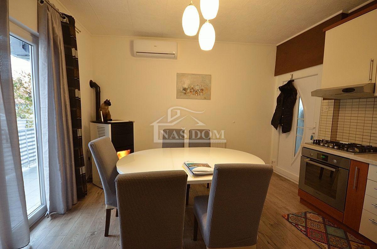 Vodice - Renovirana hiša v centru Vodic s 4 apartmaji