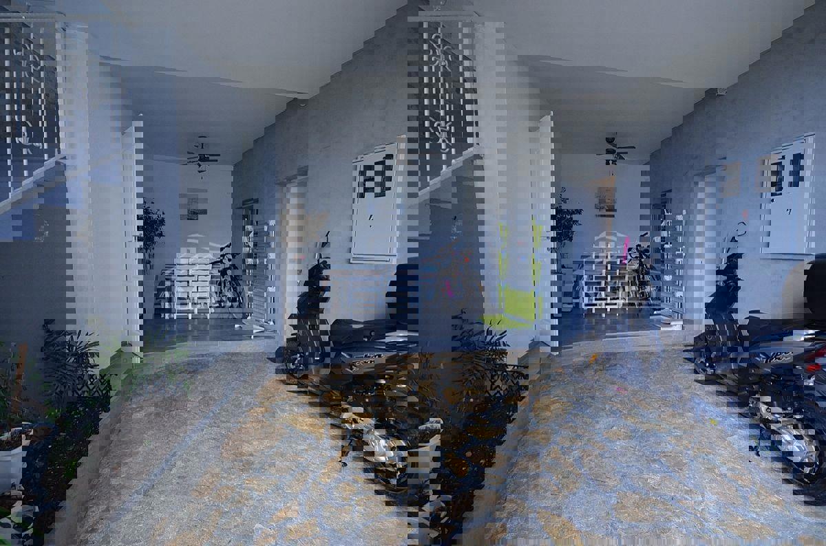 Vodice - Renovirana hiša v centru Vodic s 4 apartmaji