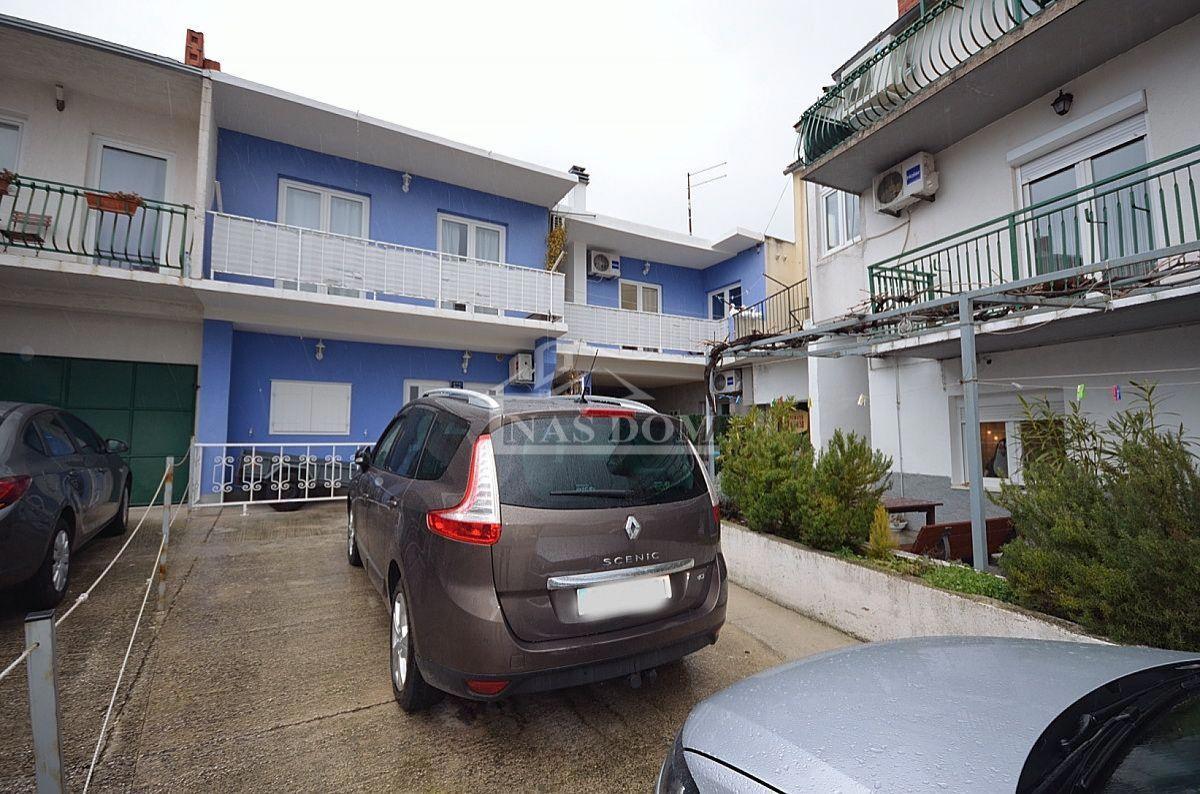 Vodice - Renovirana hiša v centru Vodic s 4 apartmaji